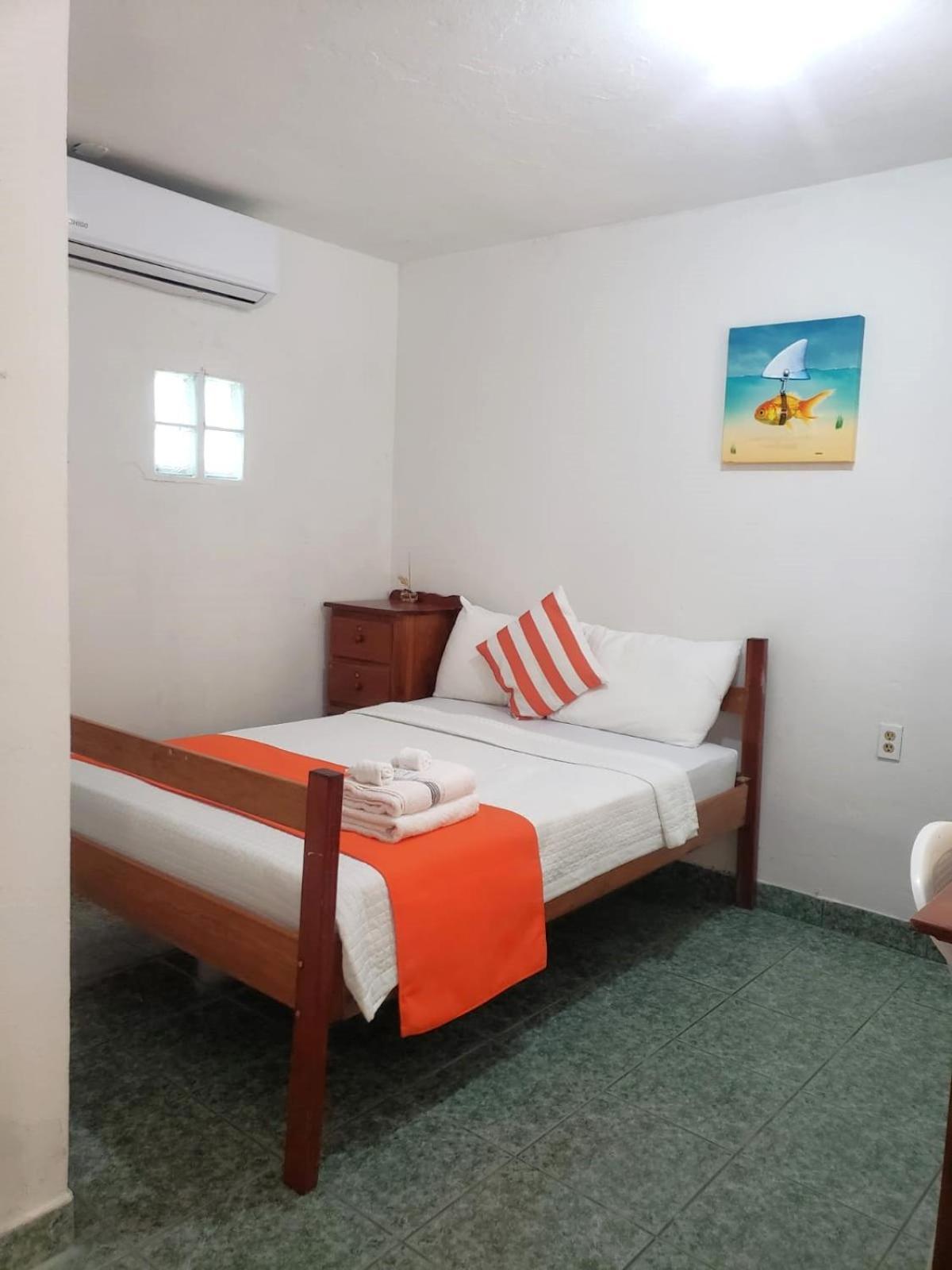 Beach Club Budget Rooms At Popeyes Caye Caulker Exterior foto